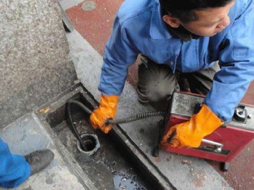 蒋湖农场疏通下水道