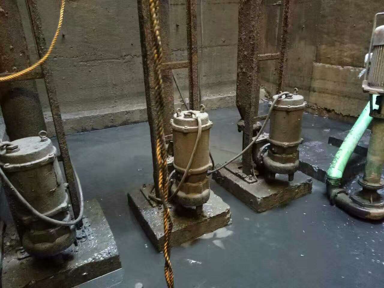 蒋湖农场污水池清理