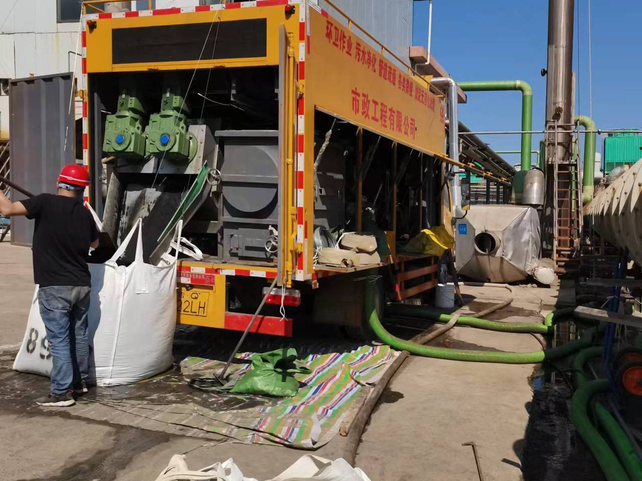 蒋湖农场淤泥压干处理